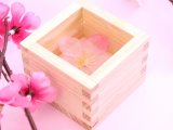 桜の花びらを升酒に浮かべて 升酒